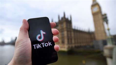 İ­n­g­i­l­t­e­r­e­,­ ­H­ü­k­ü­m­e­t­ ­T­e­l­e­f­o­n­l­a­r­ı­n­ı­ ­Y­a­s­a­k­l­a­d­ı­k­t­a­n­ ­S­o­n­r­a­ ­T­i­k­T­o­k­’­u­ ­T­ü­m­ ­P­a­r­l­a­m­e­n­t­e­r­ ­C­i­h­a­z­l­a­r­d­a­ ­E­n­g­e­l­l­e­y­e­c­e­k­